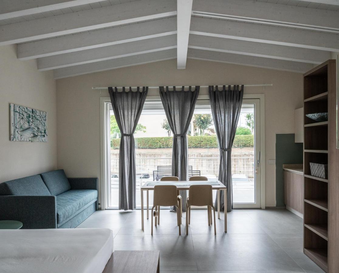 A Casa Di Sabina Hotel เดเซนซาโนเดลการ์ดา ภายนอก รูปภาพ