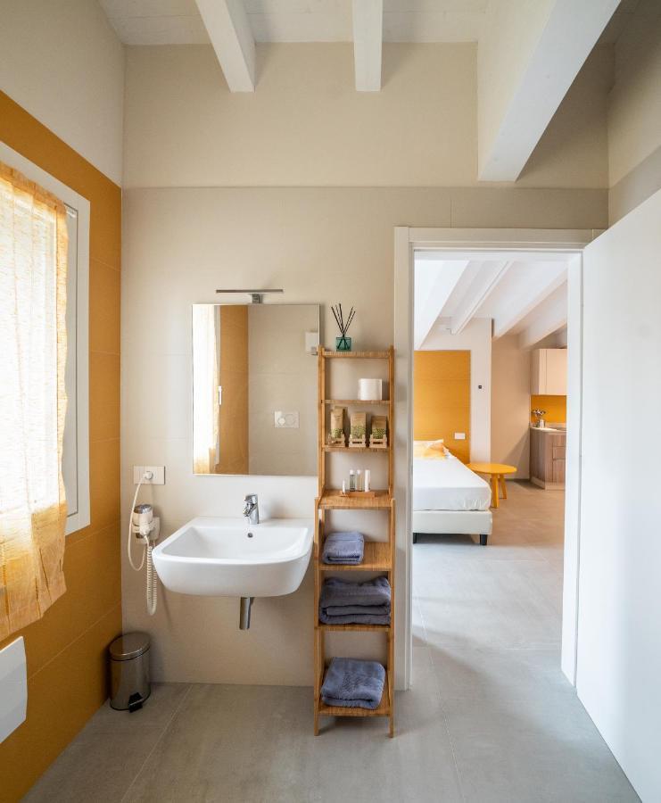 A Casa Di Sabina Hotel เดเซนซาโนเดลการ์ดา ภายนอก รูปภาพ